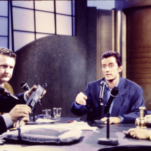 Archives - Christophe Dechavanne, Patrice Carmouze, Frédéric Dard, Michel Field et Sophie Favier sur le plateau de l'émission "Ciel, mon mardi !". Paris. Le 12 février 1992.