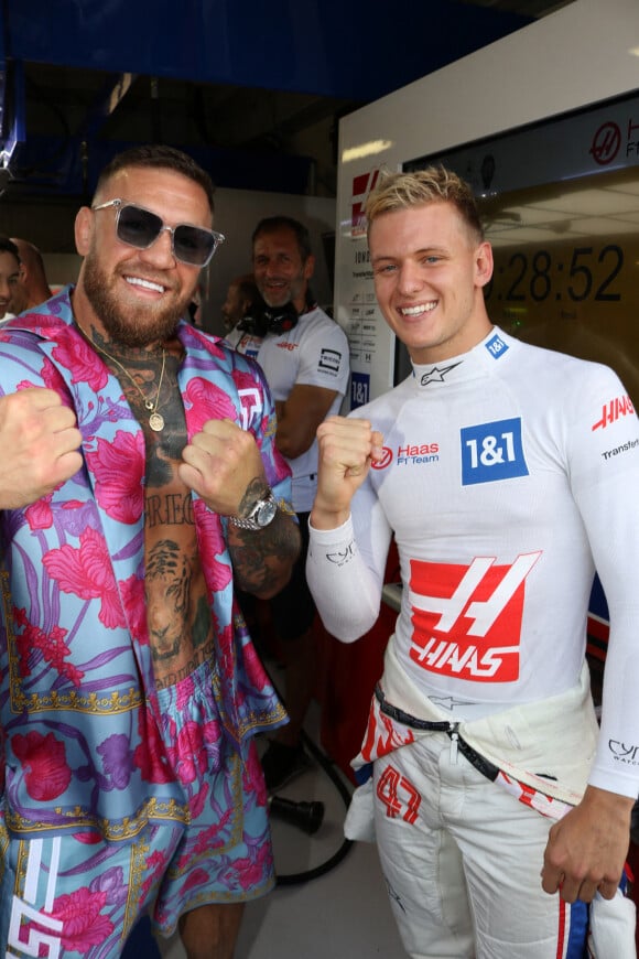 Mick Schumacher et Conor McGregor lors du Grand Prix de formule 1 (F1) de Monaco, le 29 mai 2022. 