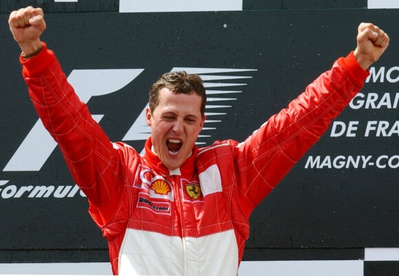 Michael Schumacher sur le podium du Grand Prix de Formule 1 de Nevers Magny-Cours en France. Le 21 juillet 2002 