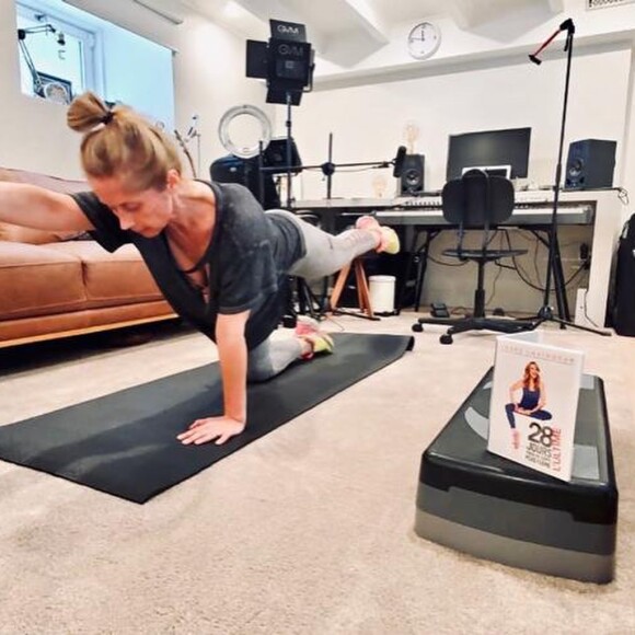Lara Fabian dans une des pièces de sa maison, entre salle de sport et studio de musique, au Québec. Instagram.