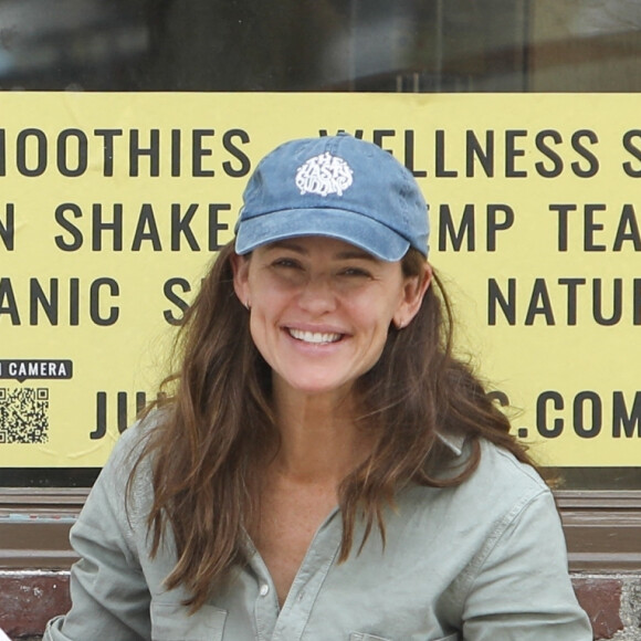 Exclusif - Jennifer Garner et son fils Samuel vont se prendre un smoothie, avant son cours de natation. Los Angeles, le 28 juillet 2022.