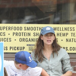 Exclusif - Jennifer Garner et son fils Samuel vont se prendre un smoothie, avant son cours de natation. Los Angeles, le 28 juillet 2022.