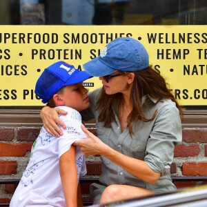 Exclusif - Jennifer Garner et son fils Samuel vont se prendre un smoothie, avant son cours de natation. Los Angeles, le 28 juillet 2022.