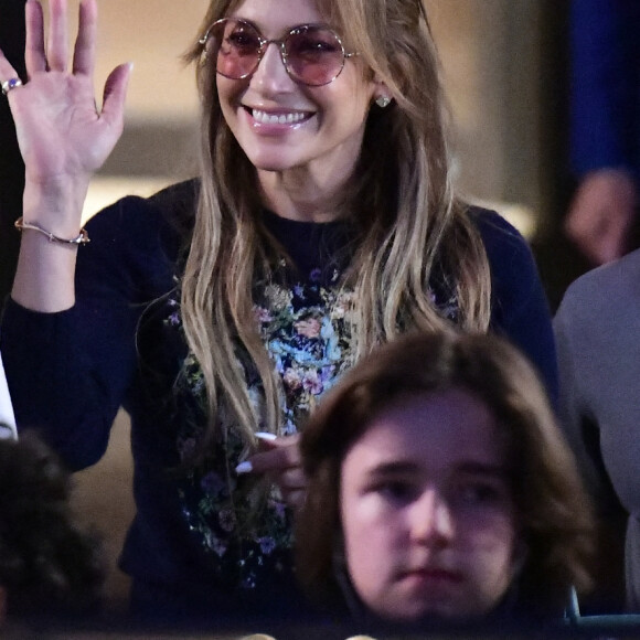 Ben Affleck et sa femme Jennifer Affleck (Lopez) et leurs enfants respectifs Seraphina, Maximilian et Emme quittent l'hôtel Crillon à Paris le 26 juillet 2022. 