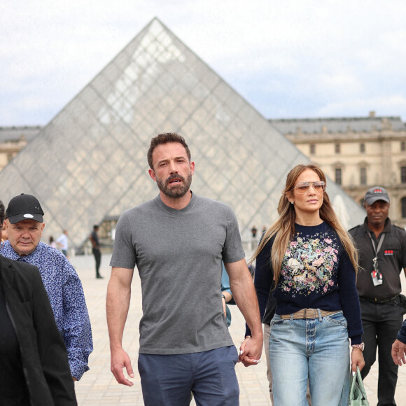 Ben Affleck et sa femme Jennifer Affleck (Lopez) quittent le musée du Louvre en famille pendant leur lune de miel à Paris, le 26 juillet 2022. Ben Affleck et sa femme Jennifer Affleck (Lopez) passent leur voyage de noces avec leurs enfants respectifs Seraphina, Violet, Maximilian et Emme. 