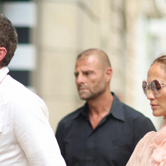 Ben Affleck et sa femme Jennifer Lopez, accompagnés de leurs enfants respectifs Seraphina et Emme, rentrent à l'hôtel de Crillon après un passage à la parfumerie "Sephora" sur les Champs-Elysées à Paris, le 25 juillet 2022. En quittant le van, les demi-soeurs très complices, Seraphina et Emme ont semblé faire la course jusqu'à l'entrée du palace. Ben Affleck et sa femme J.Lopez passent leur voyage de noces à Paris, avec leurs enfants respectifs Seraphina, Violet, Maximilian et Emme. 