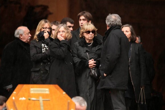 Le clan Vaneck très triste lors des obsèques de Pierre Vaneck, qui se sont tenues en l'église Saint-Roch, à Paris, le 6 février 2010.