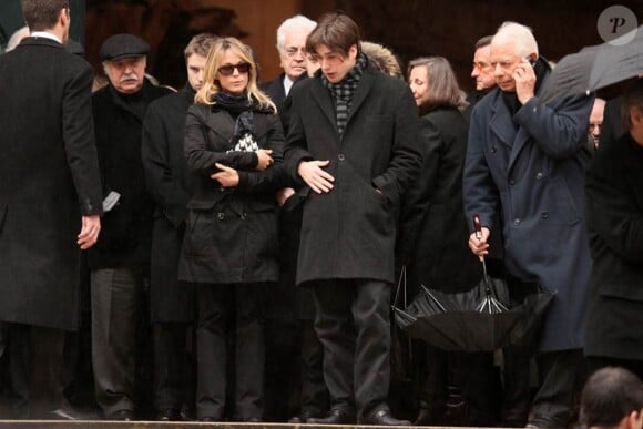 Jean Becker, Lionel Jospin et le clan Vaneck lors des obsèques de Pierre Vaneck, qui se sont tenues en l'église Saint-Roch, à Paris, le 6 février 2010.