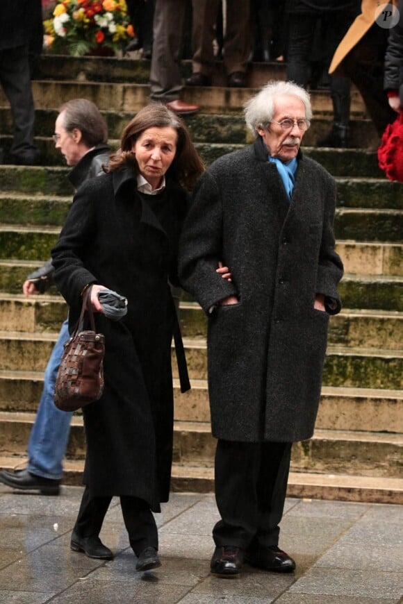 Jean Rochefort et son épouse lors des obsèques de Pierre Vaneck, qui se sont tenues en l'église Saint-Roch, à Paris, le 6 février 2010.