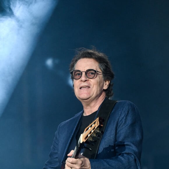 Francis Cabrel sur la scène du festival des Francofolies 2021 à la Rochelle, le 12 juillet 2021.