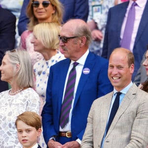 Le prince William, duc de Cambridge, et Catherine (Kate) Middleton, duchesse de Cambridge, avec le prince George de Cambridge dans les tribunes de la finale du tournoi de Wimbledon, le 10 juillet 2022. 