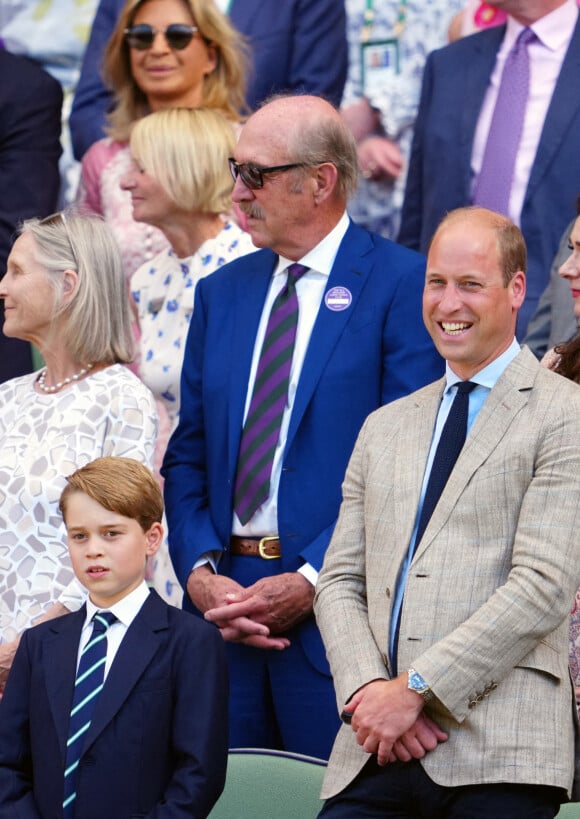 Le prince William, duc de Cambridge, et Catherine (Kate) Middleton, duchesse de Cambridge, avec le prince George de Cambridge dans les tribunes de la finale du tournoi de Wimbledon, le 10 juillet 2022. 