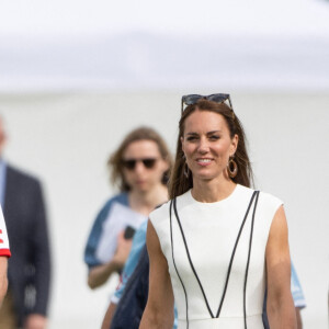 Le prince William, duc de Cambridge, et Catherine (Kate) Middleton, duchesse de Cambridge, assistent au match de polo caritatif Out-Sourcing Inc au Guards Polo Club, Smiths Lawn à Windsor le 6 juillet 2022. 