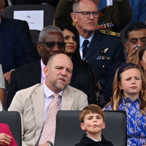 Kate Catherine Middleton, duchesse de Cambridge et leurs enfants, le prince Louis et la princesse Charlotte, Mike Tindall et Mia Tindall - La famille royale d'Angleterre lors de la parade devant le palais de Buckingham, à l'occasion du jubilé de la reine d'Angleterre. le 5 juin 2022