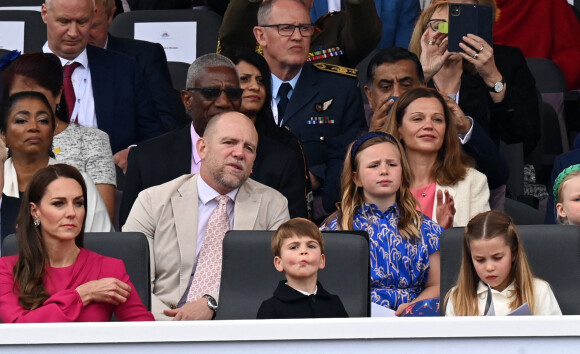 Kate Catherine Middleton, duchesse de Cambridge et leurs enfants, le prince Louis et la princesse Charlotte, Mike Tindall et Mia Tindall - La famille royale d'Angleterre lors de la parade devant le palais de Buckingham, à l'occasion du jubilé de la reine d'Angleterre. le 5 juin 2022