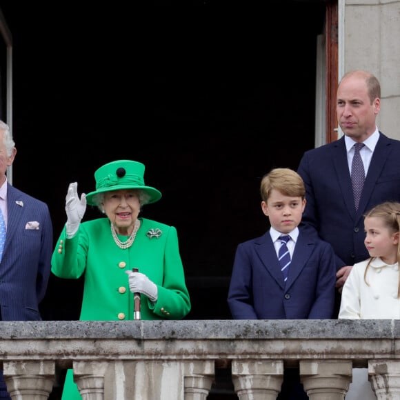 Camilla Parker Bowles, duchesse de Cornouailles, Le prince Charles, prince de Galles, La reine Elisabeth II d'Angleterre, le prince William, duc de Cambridge, Catherine Kate Middleton, duchesse de Cambridge et leurs enfants le prince George, la princesse Charlotte et le prince Louis - La famille royale regarde la grande parade qui clôture les festivités du jubilé de platine de la reine à Londres le 5 juin 2022. 