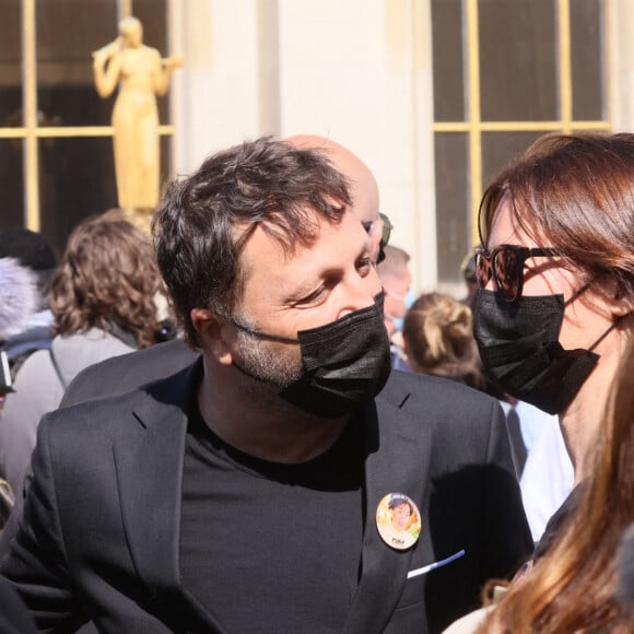 Arthur (Jacques Essebag) et sa compagne Mareva Galanter - Arrivées des people à la manifestation de soutien à la famille de Sarah Halimi sur la place du Trocadéro à Paris le 25 avril 2021. © Cyril Moreau/Bestimage