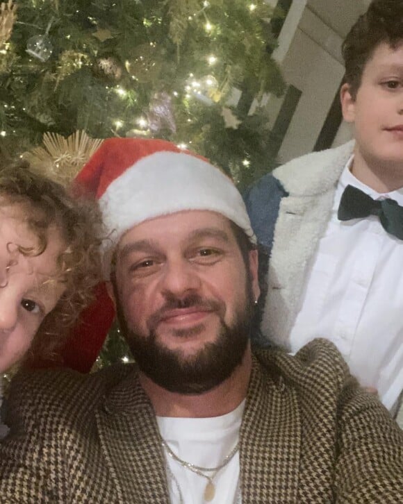 Claudio Capéo en famille sur Instagram. Le 24 décembre 2021.