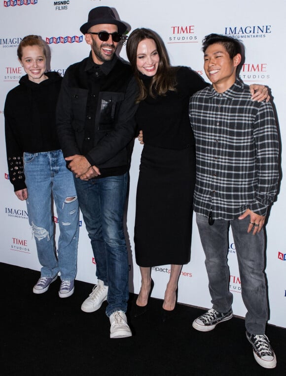 Shiloh Jolie-Pitt, JR, Angelina Jolie, Pax Thien Jolie-Pitt - Première du film "Paper And Glue: A JR Project" à Los Angeles le 18 novembre 2021. 