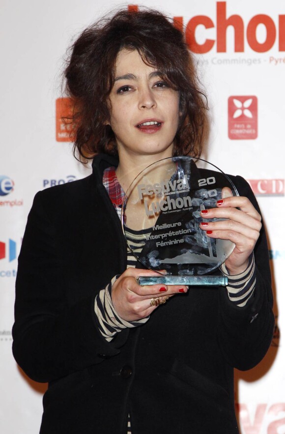 Adrienne Pauly récompensée pour son rôle dans La tueuse, à l'occasion de la cérémonie de clôture du 12e Festival de Luchon, le 6 février 2010.