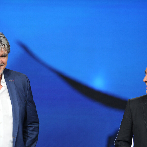 Exclusif - David Douillet et Nikos Aliagas - Surprises - Enregistrement de l'émission "La Chanson secrète 7 " à la Scène musicale à Paris, qui sera diffusée le 15 janvier 2021 sur TF1. Après le succès des précédentes éditions, " LA CHANSON SECRETE ", présentée par N.ALIAGAS et produite par DMLS TV, revient sur TF1. 8 artistes ne savent rien de ce qui va se passer pour eux ! Ils ont accepté de jouer le jeu, de se laisser totalement surprendre, émouvoir, parfois même déstabiliser car ils vont découvrir en même temps que les téléspectateurs une surprise : une chanson qui leur est chère revisitée et réinterprétée par un artiste. Des mises en scène spectaculaires au service de l'émotion... Et des émotions fortes pour l'artiste assis dans le fauteuil grâce à la venue sur le plateau de proches et d'invités inattendus. Les téléspectateurs seront aux premières loges pour vivre ces moments d'intimité musicale rare. © Gaffiot-Moreau / Bestimage