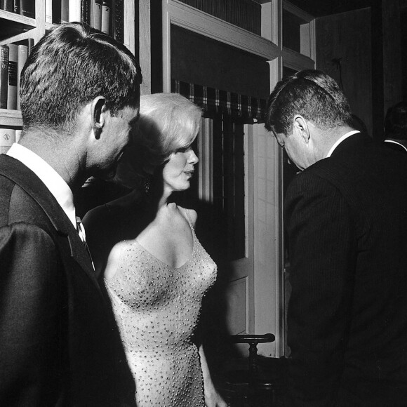 Hommage d'anniversaire au président Kennedy, 20h50. L'actrice MARILYN MONROE, chante Joyeux anniversaire Monsieur le Président à John F Kennedy à l'occasion des célébrations du 45e anniversaire du Président Kennedy au Madison Square Garden de New York. New York, le 19 mai 1962. © Cecil Stoughton/White house/Zuma Press/Bestimage