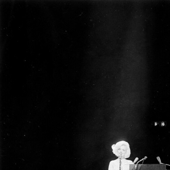 Hommage d'anniversaire au président Kennedy, 20h50. L'actrice MARILYN MONROE, chante Joyeux anniversaire Monsieur le Président à John F Kennedy à l'occasion des célébrations du 45e anniversaire du Président Kennedy au Madison Square Garden de New York. New York, le 19 mai 1962. © Cecil Stoughton/White house/Zuma Press/Bestimage