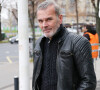 Laurent Baffie quitte les studios de Radio France à Paris.  