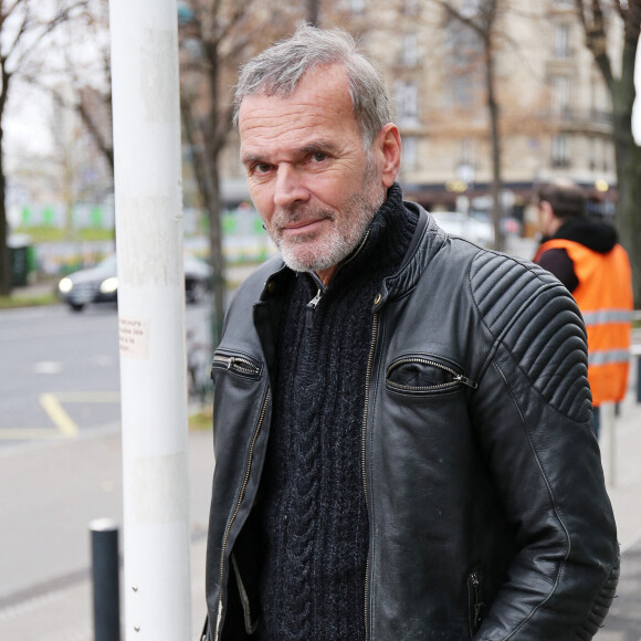 Laurent Baffie quitte les studios de Radio France à Paris.  