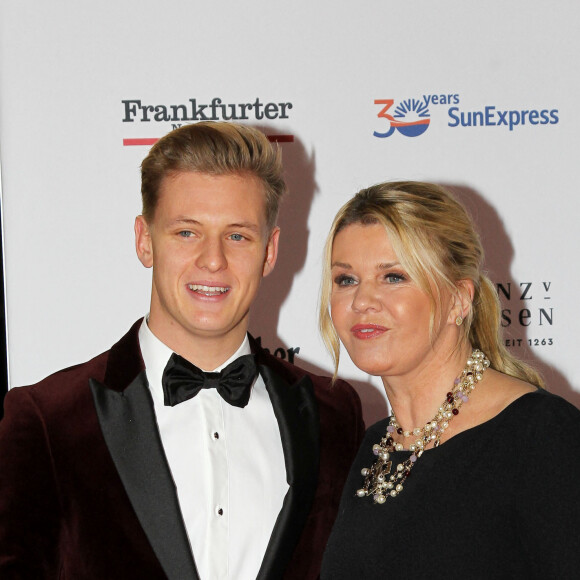 Corinna Betsch Schumacher et son fils Mick assistent à la soirée de gala du bal allemand de la presse sportive de Francfort , le 9 novembre 2019.