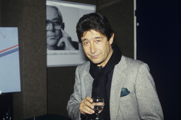 Archives - Christian Barbier lors de la conférence de presse de l'émission "Entrez sans frapper" dans les locaux d'Antenne 2, le 20 novembre 1987 - Christian Barbier, une des voix mythiques de la radio Europe 1, s'est éteint à l'âge de 82 ans, le 4 août 2022.