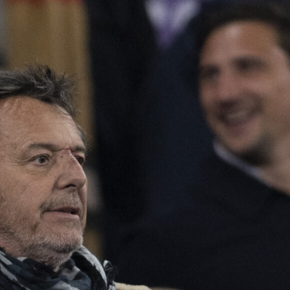 Jean-Luc Reichmann dans les tribunes lors du match de rugby du Tournoi des 6 Nations opposant la France à l'Angleterre au stade de France, à Saint-Denis, Seine Saint-Denis, France, le 19 mars 2022. © Cyril Moreau/Bestimage