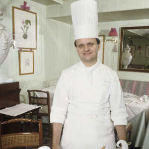 Archives - En France, à Paris, au restaurant JAMIN, portrait du chef Joël ROBUCHON en tenue de cuisinier © Michel Croizard via Bestimage 