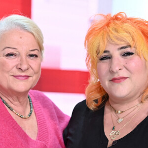 Josiane Balasko et sa fille Marilou Berry - Enregistrement de l'émission "Vivement Dimanche", présentée par M.Drucker et diffusée le 12 décembre sur France 2. Le 19 novembre 2021 © Guillaume Gaffiot / Bestimage