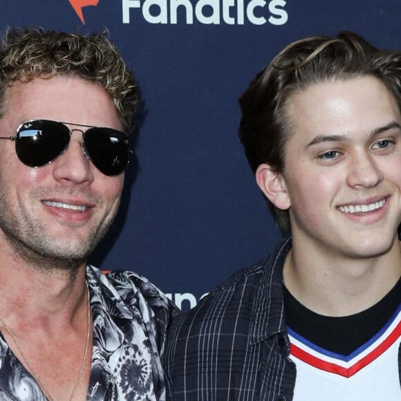 Ryan Phillippe, Deacon Reese Phillippe au photocall de la soirée "Michael Rubin's Fanatics Super Bowl Party" à Los Angeles, le 12 février 2022. 
