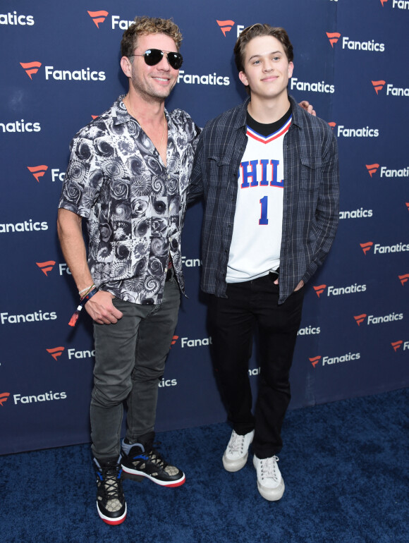 Ryan Phillippe et son fils Deacon Reese Phillippe au photocall de la soirée "Michael Rubin's Fanatics Super Bowl Party" à Los Angeles, le 12 février 2022. 