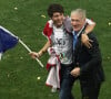 Didier Deschamps et son fils Dylan - L'équipe de France sur la pelouse du stade Loujniki après leur victoire sur la Croatie (4-2) en finale de la Coupe du Monde 2018 (FIFA World Cup Russia2018), le 15 juillet 2018. 