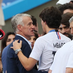 Didier Deschamps et son fils Dylan - Didier Deschamps retrouve sa famille dans les tribunes après la victoire de la France face à l'Argentine lors des 8ème de finale de la Coupe du monde à Kazan en Russie le 30 juin 2018. © Cyril Moreau/Bestimage 