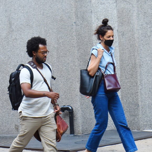 Katie Holmes et son compagnon Bobby Wooten III se promènent à New York, le 8 août 2022. 