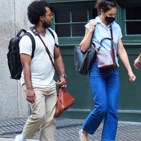 Katie Holmes et son compagnon Bobby Wooten III se promènent à New York, le 8 août 2022. 