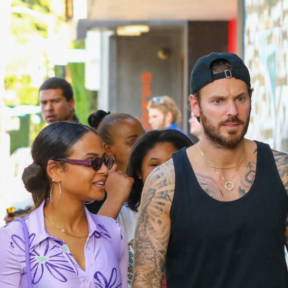 Christina Milian fait du shopping avec sa fille Violet et son mari Matt Pokora (M. Pokora) à Los Angeles le 6 avril 2022.