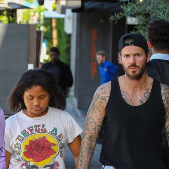 Christina Milian fait du shopping avec sa fille Violet et son mari Matt Pokora (M. Pokora) à Los Angeles le 6 avril 2022.
