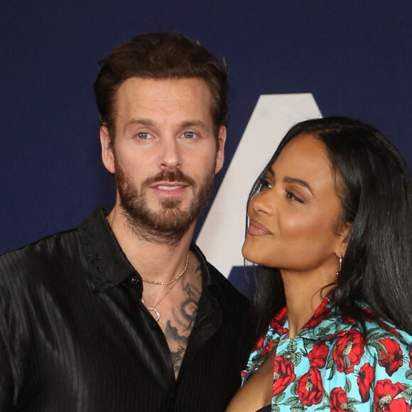 Matt Pokora et sa femme Christina Milian au photocall lors de la première du film "Ambulance" à Los Angeles le 4 avril 2022. 