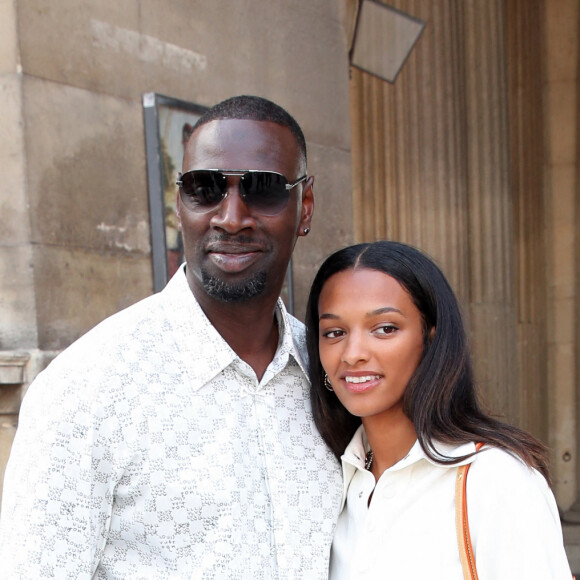 Omar Sy et sa fille Selly lors du défilé de mode Homme printemps-été 2023 Louis Vuitton dans la cour Carrée du Louvre à Paris, le 23 juin 2022. © Bertrand Rindoff/Bestimage