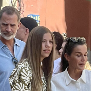 Le roi Felipe VI d'Espagne, la reine Letizia, la princesse Leonor et l'infante Sofia - La famille royale d'Espagne lors d'une balade dans le centre de Palma, loin du protocole le 10 août 2022. 