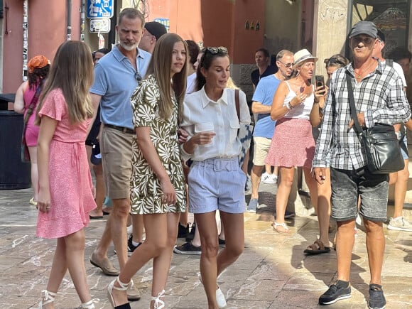 Le roi Felipe VI d'Espagne, la reine Letizia, la princesse Leonor et l'infante Sofia - La famille royale d'Espagne lors d'une balade dans le centre de Palma, loin du protocole le 10 août 2022. 