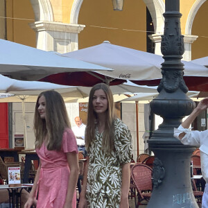 Le roi Felipe VI d'Espagne, la reine Letizia, la princesse Leonor et l'infante Sofia - La famille royale d'Espagne lors d'une balade dans le centre de Palma, loin du protocole le 10 août 2022. 