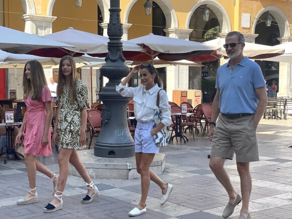 Le roi Felipe VI d'Espagne, la reine Letizia, la princesse Leonor et l'infante Sofia - La famille royale d'Espagne lors d'une balade dans le centre de Palma, loin du protocole le 10 août 2022. 