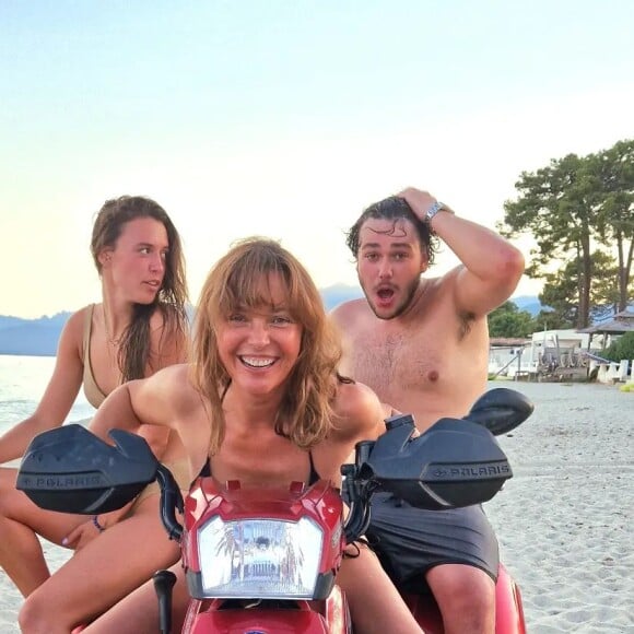 Sandrine Quétier avec ses enfants, Lola et Gaston. Instagram. Le 10 août 2022.