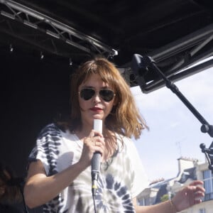 Sandrine Quetier en concert avec son groupe Molly Pepper sur la place du Panthéon à Paris, le 22 juin 2022. © Jack Tribeca / Bestimage